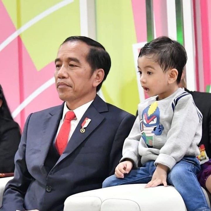 <p>Presdien Joko Widodo atau Jokowi sering membawa cucu pertamanya, Jan Ethes dalam beberapa acara kenegaraan. Penampilan Ethes yang lincah dan menggemaskan, langsung mencuri perhatian netizen. (Instagram @jokowi)</p>