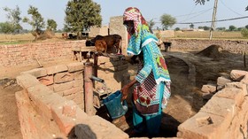 FOTO: Derita Wanita Pakistan Karena Krisis Toilet