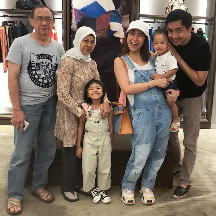 <p>Saking kompaknya, Ayu sampai memboyong keluarga saat mencari sepatu untuk si sulung, Aqila. Ibu dan ayah Ayu Dewi nggak ketinggalan ikut serta nih. (Instagram @mrsayudewi)</p>