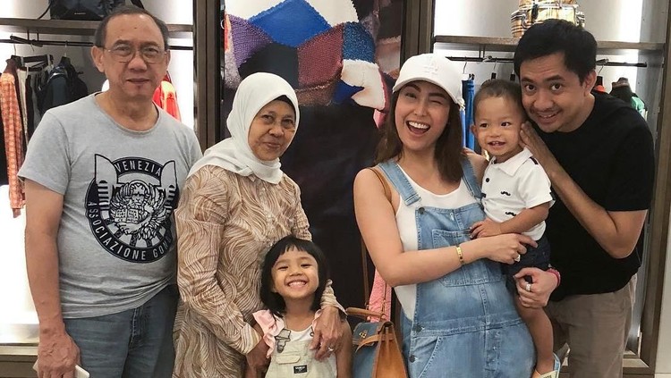 Kehilangan ibunda tercinta, pasti nggak mudah untuk setiap orang. Apalagi untuk anak tunggal seperti Ayu Dewi.
