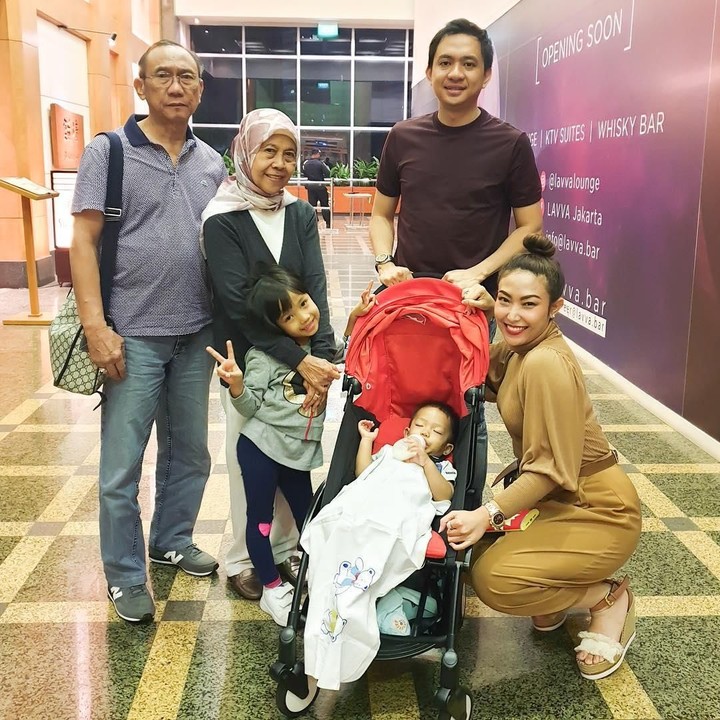 <p>Bahkan, pada awal November lalu sang ibu masih sempat menemani Ayu dan keluarganya makan bersama. Kini, kebersamaan Ayu Dewi dengan sang bunda bisa jadi kenangan manis. Selamat jalan Bunda Sekar Dewi. (Instagram @mrsayudewi)</p>