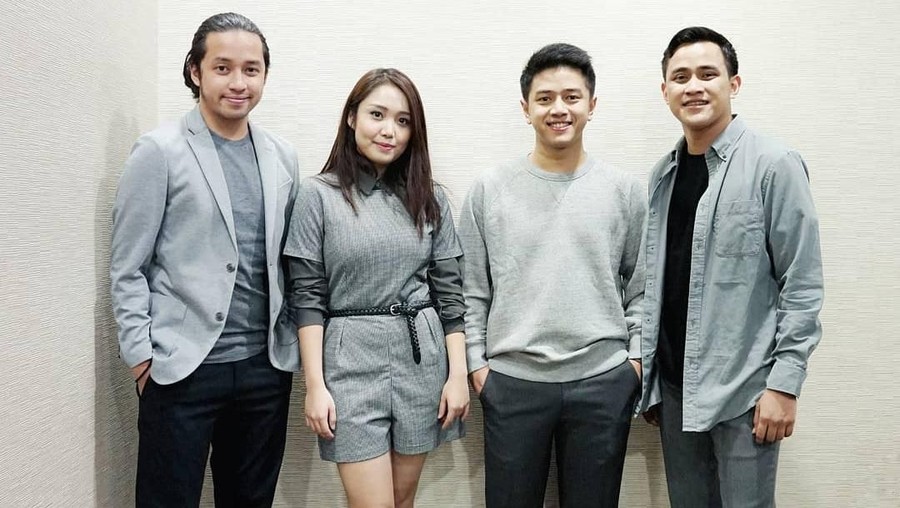 HIVI! Usung Tema 70-an dalam Lagu 'Satu-Satunya' Hidup di zaman modern, HIVI! mengusung tema uni di lagu terbaru, Satu-Satunya. Grup yang terdiri dari Ilham, Nadhia, Febrian, dan Ezra itu mengusung tema 70an.