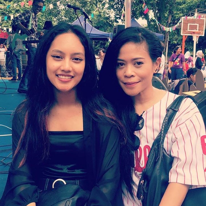<p>Kikan dan Shira menghadiri acara peringatan sumpah pemuda di sekolah Kei, anak bungsu Kikan. (Foto:Instagram @kikankikan)</p>