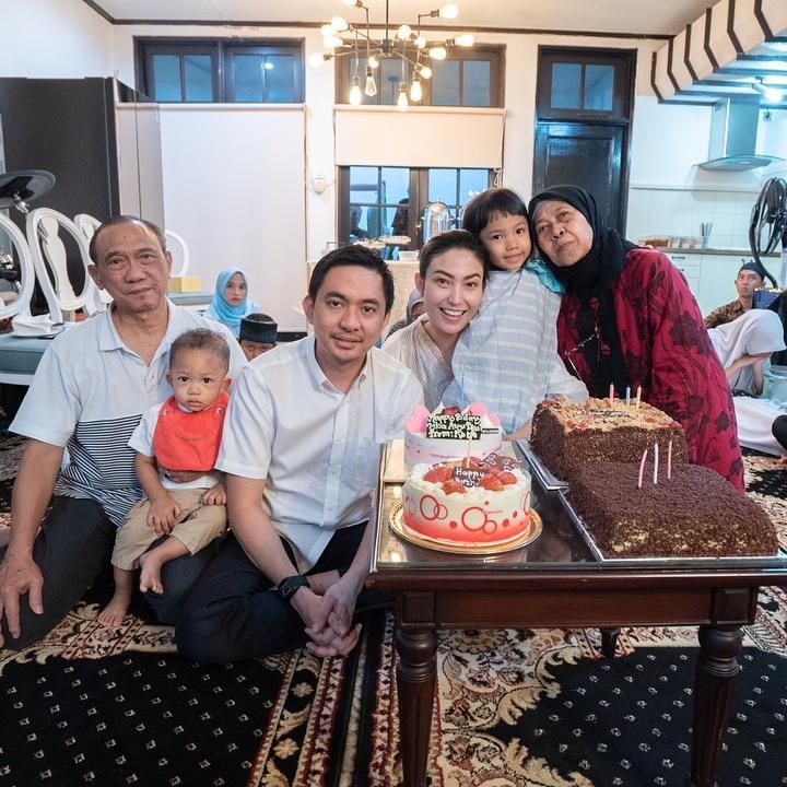 <p>Sebagai anak tunggal, wajar kalau Ayu dekat banget sama sang Bunda. Perayaan ulang tahunnya pun dihabiskan Ayu Dewi bersama ibu dan ayahnya. (Instagram @mrsayudewi</p>