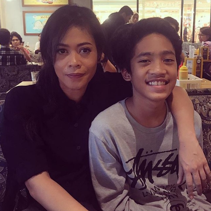 <p>Kebersamaan Adik Kei dengan Bunda <a href="https://hot.detik.com/art/1613008/kikan-namara-ketagihan-main-drama-musikal" target="_blank">Kikan Namara</a>. Sweet! (Foto:Instagram @kikankikan)</p>