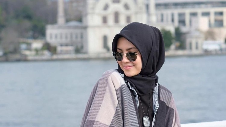 Ratna Galih awalnya mengalami sakit di bagian perut. Namun, diketahui dia sedang hamil. Selamat ya Ratna!