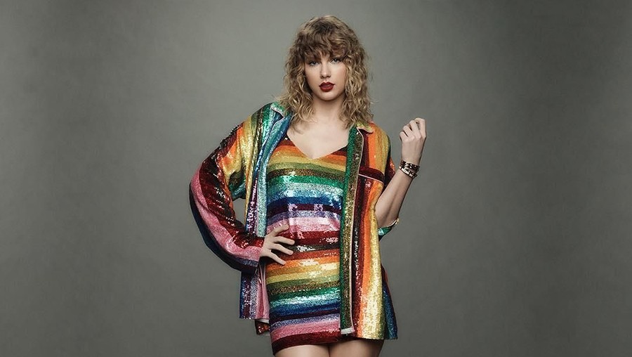 Setelah mendapat gelar penyanyi dengan bayaran termahal, kini Taylor Swift sandang wanita paling berpengaruh di Twitter.