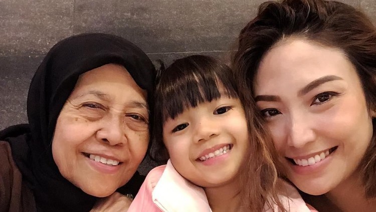 Ayu tak menyangka jika anak pertamanya akan ingat pada almarhum sang nenek. Lewat gambar, Aqila mampu membuat Ayu tersentuh haru.