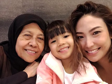 Ayu Dewi Mellow Menyusui Anak Ketiga, Jadi Kangen Mendiang Ibu
