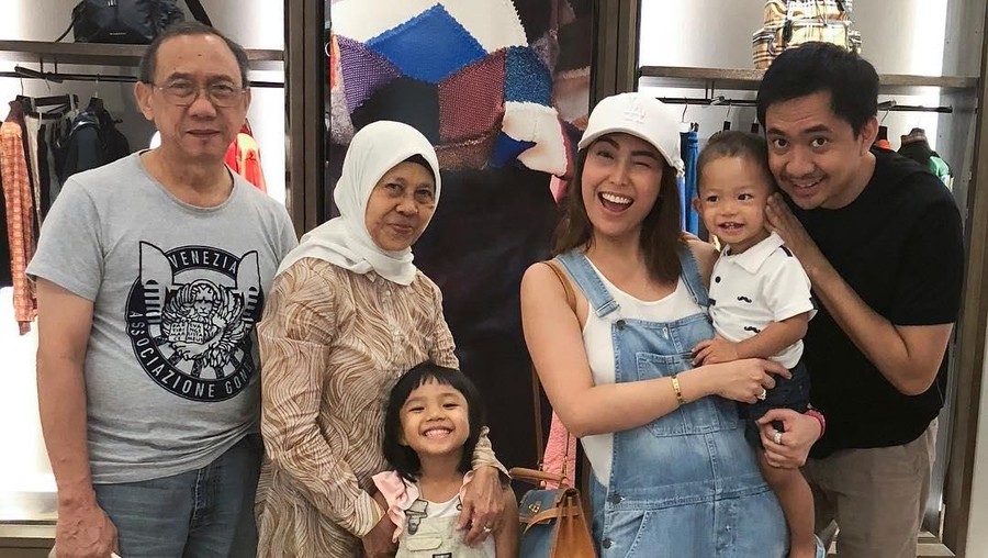 Ibunda Ayu Dewi Meninggal Dunia, Luna Maya Tulis Doa Luna Maya menuliskan doa terbaiknya atas kepergian mendiang ibunda Ayu Dewi pada Kamis (29/11) pagi.