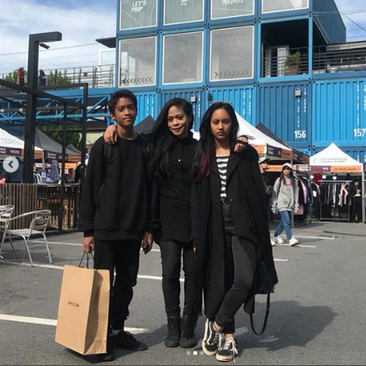 <p>Keseruan <a href="https://hot.detik.com/music/1868975/kikan-namara-siap-eksis-lewat-serasa/228" target="_blank">Kikan Namara</a> saat pergi ke Seoul beberapa waktu lalu bersama Shira dan Kei (Foto: Instagram @kikankikan)  </p>