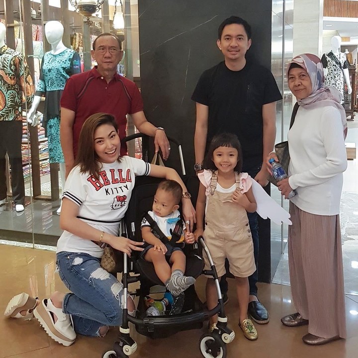 <p>Pada September silam, Ayu dan orang tuanya masih jalan-jalan ke sebuah mal. Diungkap Ayu, keluarga merupakan sumber energi untuknya. (Instagram @mrsayudewi)</p>