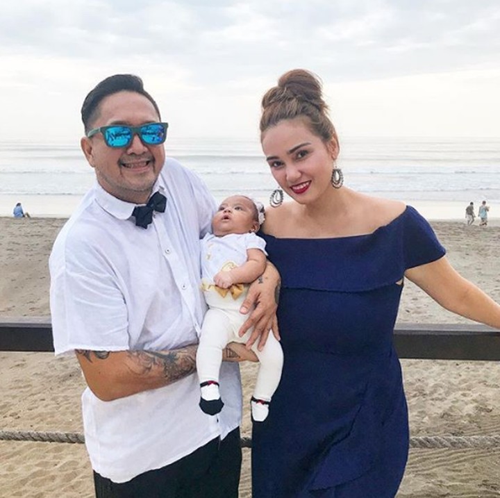 <p>Gaya kompak Feby dan Franky saat momong bayi. He-he-he. (Foto: Instagram @febyfebiola_)</p>