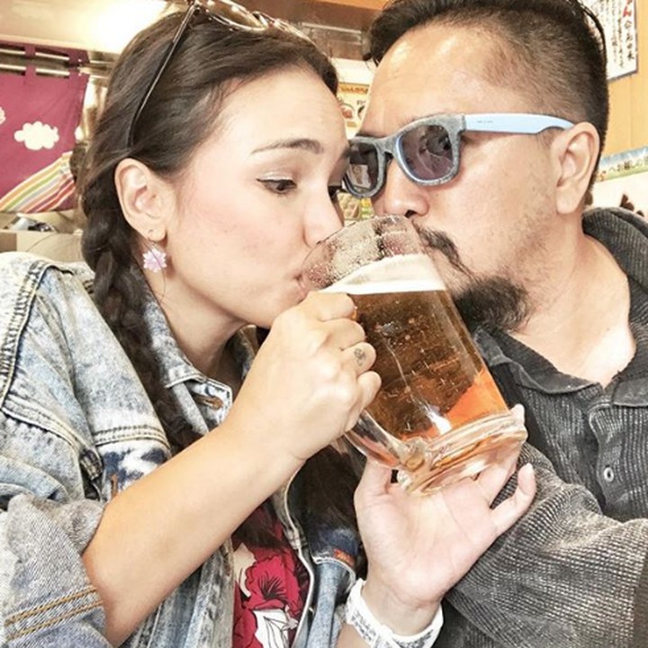 <p>Pasangan ini lagi minum apa ya? Seru banget nih keliatannya. (Foto: Instagram @febyfebiola_)  </p>