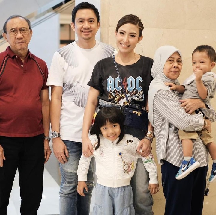 <p>Saat menikmati weekend, Ayu memilih pergi bersama keluarganya. Formasi lengkap nih, ada suami, anak-anak dan orang tuanya. (Instagram @mrsayudewi)</p>