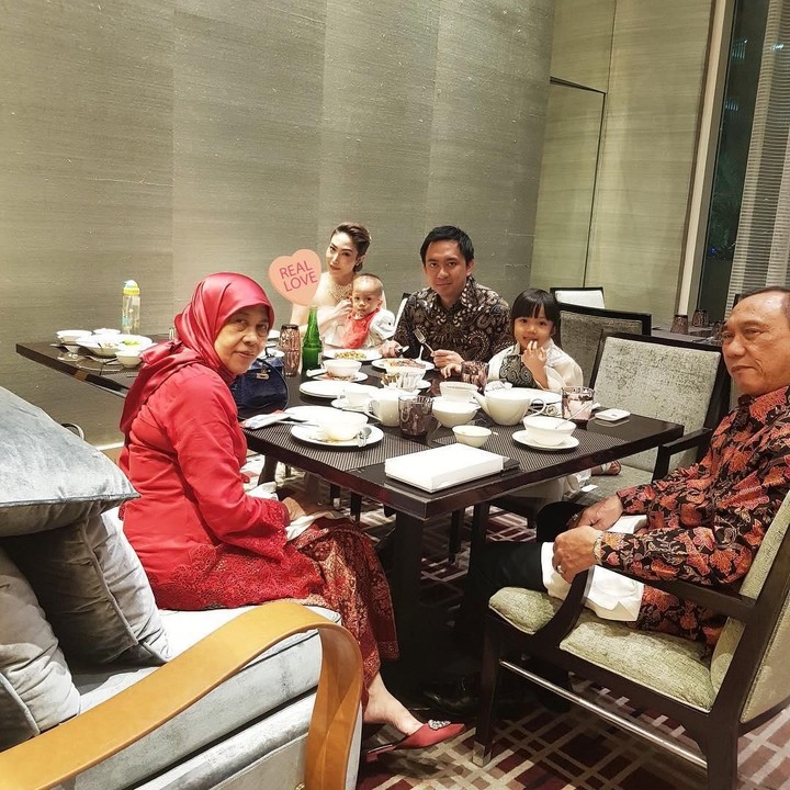 <p>Ayu Dewi kerap menghabiskan waktu bersama orang tuanya. Datang ke acar pernikahan pun, perginya bareng-bareng bersama ayah dan almarhum ibunya. (Instagram @mrsayudewi)</p>