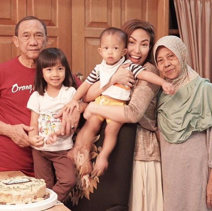 <p>Sebelum sakit, pada Agustus lalu sang ibu, Sekar Dewi masih merayakan ulang tahun perkawinan yang ke-42. Ayu sedikit bercerita nih, kalau dulu mereka hidup sederhana namun penuh cinta. (Instagram @mrsayudewi)</p>