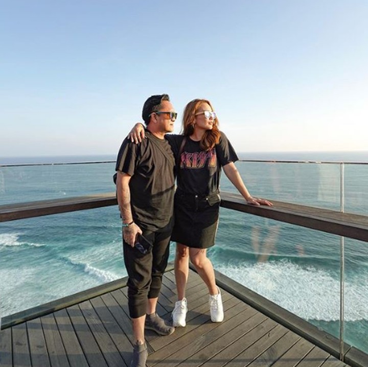 <p>Menikmati pemandangan indah bisa jadi quality time <a href="https://hot.detik.com/celeb/2995084/akan-menikah-feby-febiola-makin-mesra-dengan-franky-sihombing" target="_blank">Feby Febiola</a> dan suami. (Foto: Instagram @febyfebiola_)  </p>