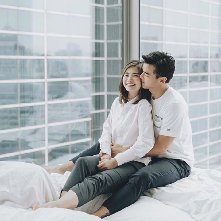 <p>Aktor Dion Wiyoko menikahi sang istri, Fiona Anthony, pada September 2017. Di usia pernikahan yang sangat muda, tak heran kemesraaan mereka masih terjaga. (Foto: Instagram/dionwiyoko)</p>