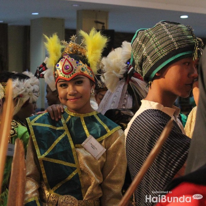 <p>Manis ya, Bun, anak-anak dengan memakai <a href="https://m.detik.com/wolipop/wedding-news/d-3719244/mengenal-baju-adat-solo-basahan-keprabon-yang-dipakai-kahiyang-ayu" target="_blank">pakaian adat</a>. (Foto: Yuni Ayu Amida/ HaiBunda)</p>