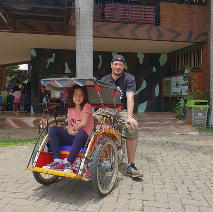 <p>Ceritanya sedang mendorong becak untuk Mikhaela nih, Bun. Kocak juga ya ide fotonya. He-he-he.</p>