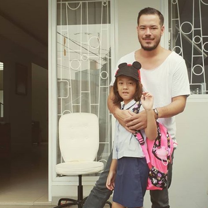 <p>Mengantar Mikhaela berangkat ke sekolah. Waktu berlalu begitu cepat ya.</p>