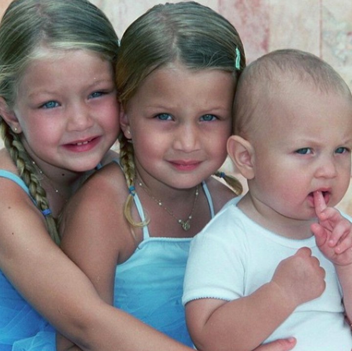 <p>Ternyata dari kecil Bella Hadid, Gigi Hadid, dan Anwar Hadud udah kompak banget lho. Nggak heran kalau mereka juga kompak di atas catwalk dan di depan kamera. (Foto: Instagram/yolanda.hadid)</p>