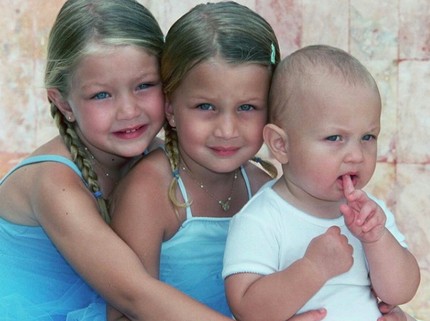 8 Potret Kompak nan Menggemaskan Hadid Bersaudara Saat Kecil