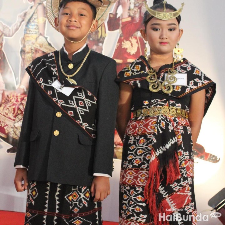 <p>Kalau ini, pakaian adat dari Suku Rote, Nusa Tenggara Timur. Keunikan pakaian ini dilihat dari Ti'i langga yaitu topi yang bentuknya seperti topi khas Meksiko. Topi ini terbuat dari bahan daun lontar kering. (Foto: Yuni Ayu Amida/ HaiBunda)</p>