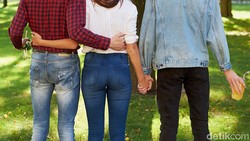 Sakit Hati Banget, Pria Ini Bakar Undangan Usai Pergoki Calon Istri Selingkuh