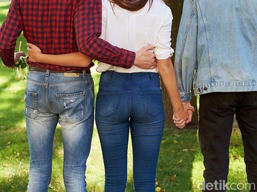 img-title Sakit Hati Banget, Pria Ini Bakar Undangan Usai Pergoki Calon Istri Selingkuh