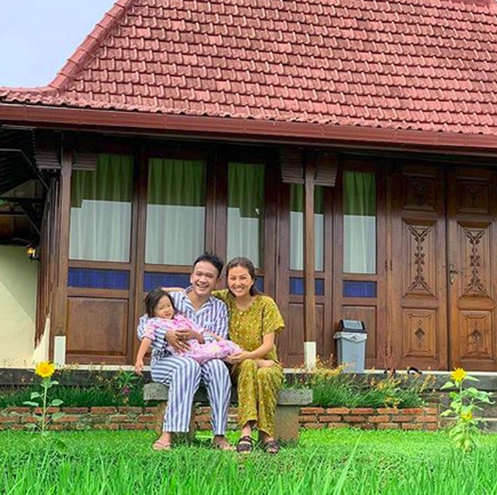 <p>Sarwendah terkenal dengan kehidupan yang 'emak-emak banget'. Kita bisa lihat keseharian dia layaknya ibu pada umumnya seperti mengantar anak sekolah, pakai daster ke pasar, atau mencuci baju. Kabar bahagia juga datang dari istri Ruben Onsu yang tengah hamil anak kedua nih, Bun. Yeay! (Foto: Instagram/sarwendah29)</p>