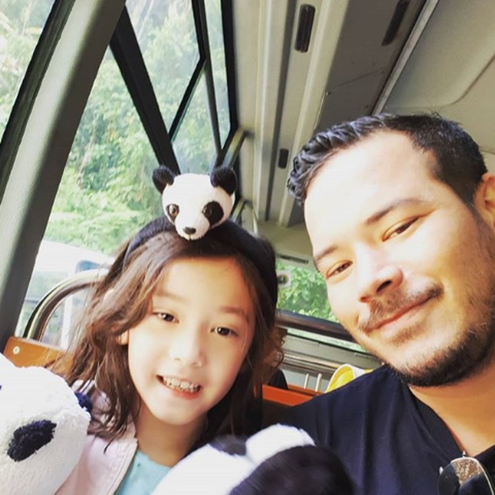 <p>Wefie dengan Mikhaela. Wajahnya keduanya mirip nggak, Bun?</p>