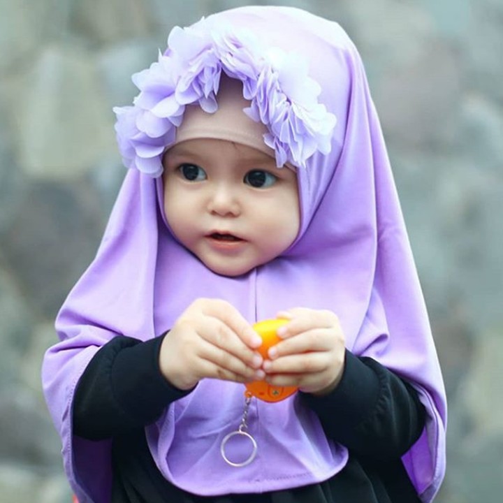 <p>Balita yang bernama Naura Zarifah ini sudah berhijab sedari kecil. Di foto-foto di Instagram Naura, ia berpose dengan berbagai baju muslim syari. Imut dan menggemaskan banget ya? (Foto: Instagram @naura.zarifah)</p>