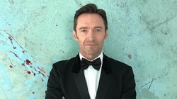 Hugh Jackman Kenang Momen Memalukan Ngompol di Panggung Beauty and the Beast