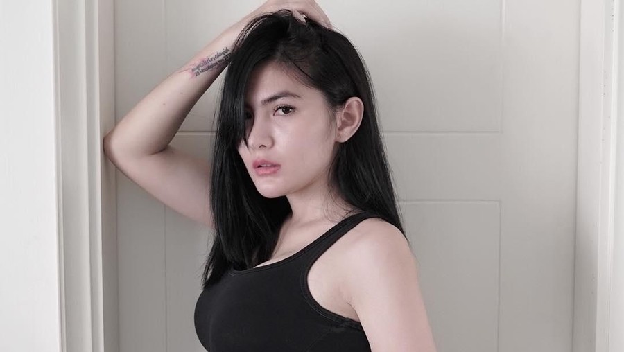 Artis cantik Angela Lee kembali menjadi sorotan setelah mengunggah video pamer cincin di Insta Story miliknya.