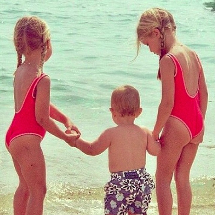 <p>Kekompakan kakak-adik yang saling menjaga ketika bermain di pantai. Aaw, so sweet! (Foto: Instagram/yolanda.hadid)</p>