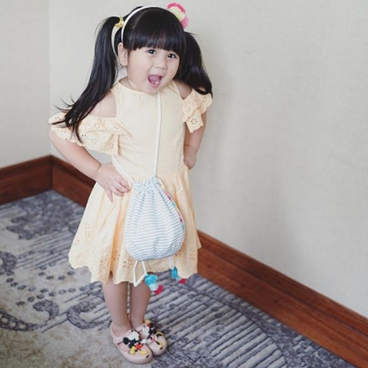 <p>Kalau lihat si kecil satu ini rasanya langsung teringat iklan e-commerce. Yup, siapa lagi kalau bukan <a href="https://www.haibunda.com/psikologi/d-3674945/moonella-si-selebgram-anak-nurut-banget-apa-rahasianya-ya" target="_blank">Moonella</a> Sunshine Jo. Meski usianya masih 3 tahun, followersnya sudah 1 jutaan, lho. (Foto: Instagram @babymoonella)</p>