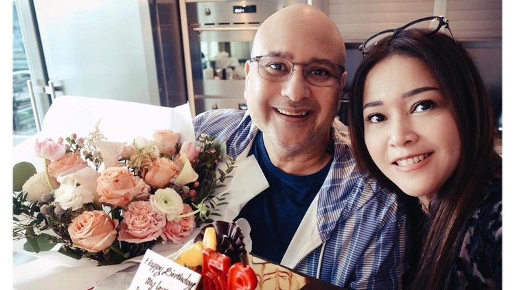 Romansa Irwan Mussry & Maia Estianty Saling Berbalas Kata Cinta Selain mendapatkan kado mewah, Maia juga diajak menikmati 'honeymoon' di luar negeri bersama suami tercinta.