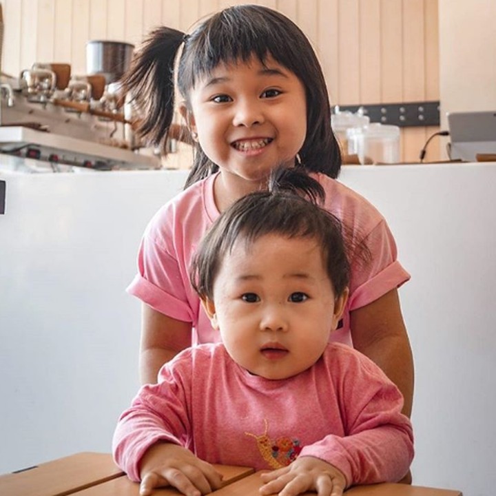 <p>Mayesa Hafsah Kirana atau biasa dipanggil Kirana jadi baby selebgram kesayangan netizen nih. Celotehnya yang lucu, membuat bocah yang tinggal di Oman ini selalu ditunggu-tunggu lho. Kirana tak punya akun pribadi, kegiatan Kirana di-posting oleh sang ibu, Retno Hening. (Foto: Instagram @retnohening)</p>