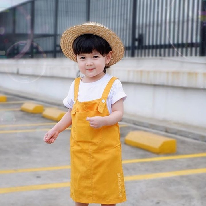<p>Balita yang imut ini namanya Eri Claire Fujie. Ayah Eri berdarah Inggris dan Jepang, sedangkan sang ibu asli Indonesia. Eri memiliki kakak perempuan bernama Harumi. Namun, akun sang kakak hanya terbuka untuk keluarga dan kerabat saja. Menggemaskan banget ya, Eri? (Foto: Instagram @ericlaire.fujie)</p>