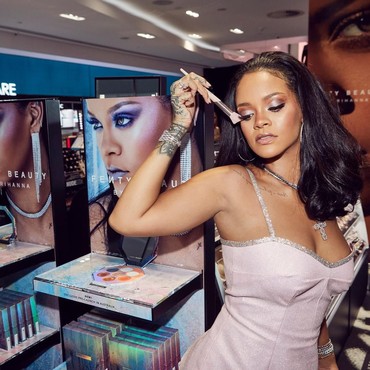 Rihanna Luncurkan Makeup Bertabur Kristal Swarovski