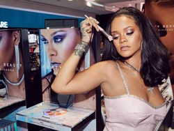 Rihanna Luncurkan Makeup Bertabur Kristal Swarovski
