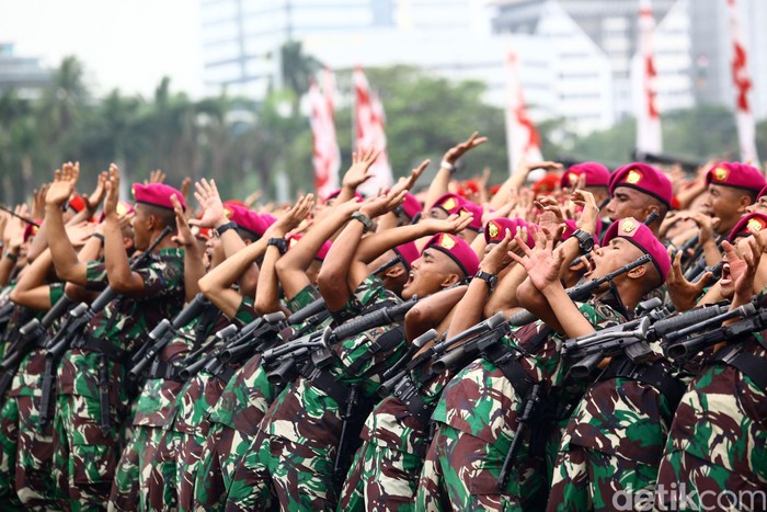 Apel Kesiapan TNI Polri Jelang Natal, Tahun Baru, Pileg dan Pilpres

Panglima TNI Marsekal Hadi Tjahjanto dan Kapolri Jenderal Tito Karnavian memimpin apel persiapan pengamanan rangkaian Natal dan tahun baru hingga Pemilu 2019 di silang Monas, Jakarta, Jumat (30/11/2018). Apel ini diikuti 50.000 personel dari Angkatan Darat, Angkatan Laut, Angkatan Udara dan Polri. Grandyos Zafna/detikcom