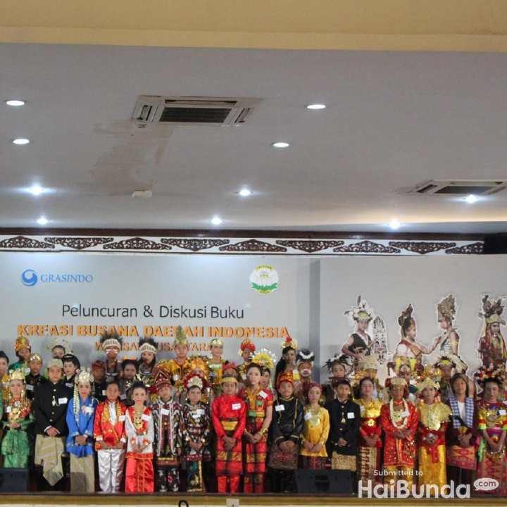 <p>Aksi anak-anak dengan pakaian adat dari berbagai provinsi di  Indonesia. Acara ini diadakan di Balai Pertemuan Polda Metro Jaya, Jakarta, Jumat (30/11/2019). (Foto: Yuni Ayu Amida/ HaiBunda)</p>