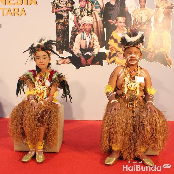 <p>Bunda bisa tebak ini pakaian adat daerah mana? Ini pakaian adat Papua dari suku Dani, Bun. Nama pakaiannya holim. (Foto: Yuni Ayu Amida/ HaiBunda)</p>