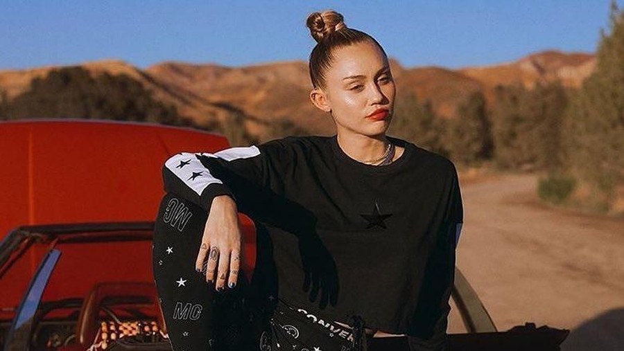 Miley Cyrus kembali hadir meramaikan dunia musik, dengan merilis musik video terbarunya berjudul Nothing Breaks Like a Heart di Youtube.