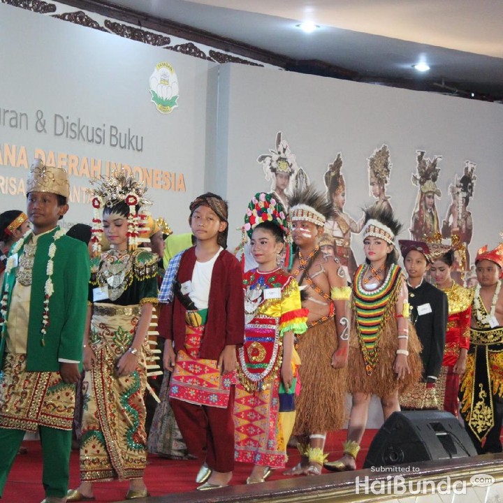 <p>Indonesia merupakan negara yang kaya akan budaya, termasuk <a href="https://m.detik.com/wolipop/wedding-news/d-3683109/foto-hiasan-kepala-pengantin-adat-indonesia-yang-mewah-dan-megah" target="_blank">pakaian adat</a>. (Foto: Yuni Ayu Amida/ HaiBunda)</p>