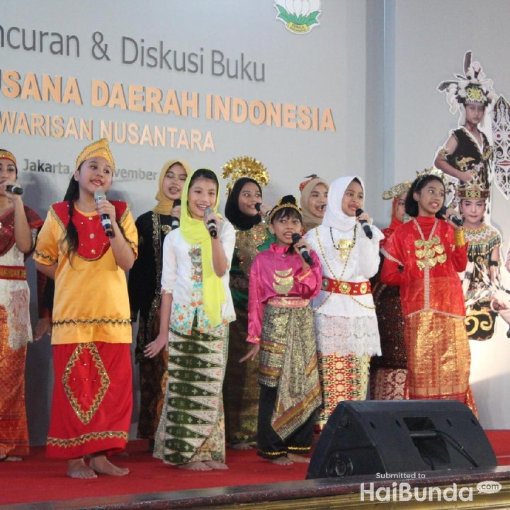 <p>Tidak hanya peragaan busana saja, adik-adik ini juga pandai bernyanyi, Bun. Dalam potret ini, mereka sedang menyanyikan salah satu lagu daerah dari Papua, yaitu Yamko Rambe Yamko. (Foto: Yuni Ayu Amida/ HaiBunda)</p>