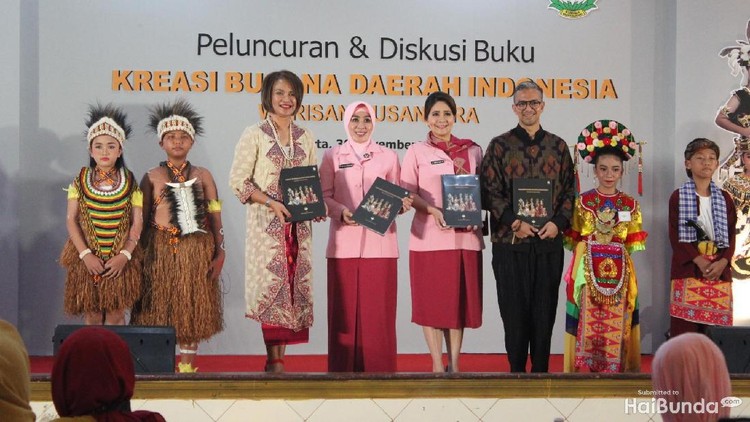 Lewat buku, kita bisa mengenal lebih dalam tentang budaya Indonesia. Seperti imbauan Ibu Tri Tito Karnavian nih, Bun.